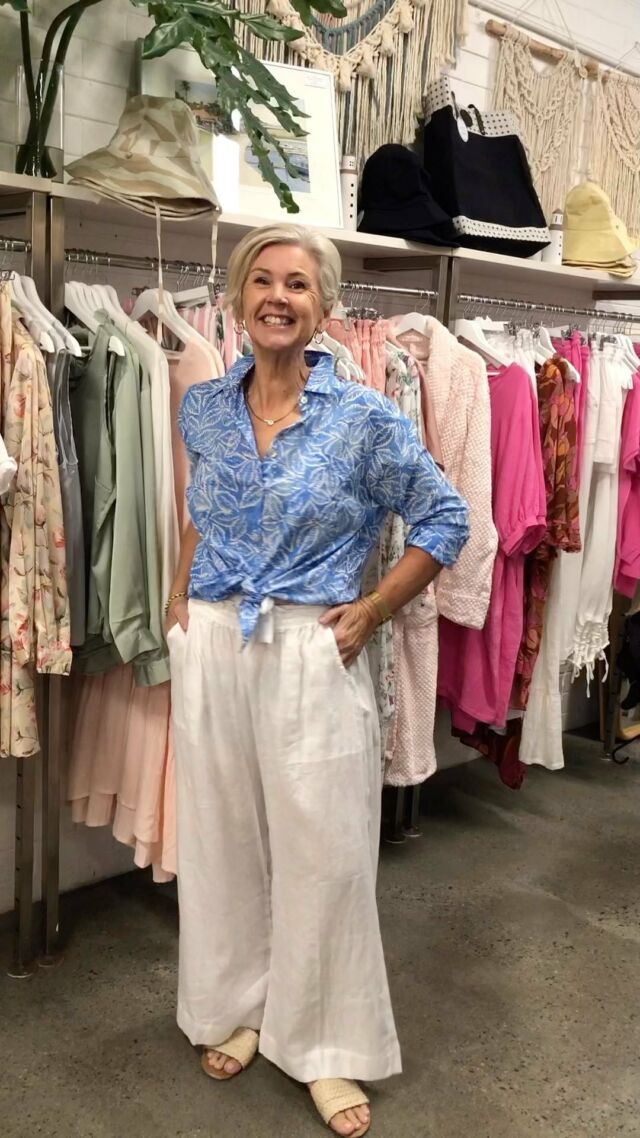 Our Emma always looks amazing, but @beachstreetdesign’s Blue Leaf boyfriend shirt really makes her stand out. The relaxed fit with that naturally bright and nature-inspired look is perfect for long summer nights and casual catch ups with friends. The Emmanuella linen pants (with pockets!) are an elegant and comfy way to complete the look.