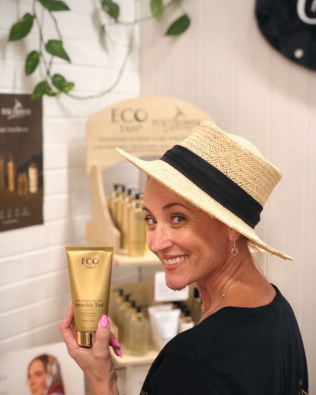 Who doesn’t love a golden tan? But sunbathing isn’t a healthy way to get that gorgeous glow. Mandy, owner of @crystalskintherapies (inside AnnieQ) gets her glow from @ecotan’s Invisible Tan self tanning cream. Her face she protects with this lovely, wide-brimmed hat by @humiditylifestyle. You can get the cream and beauty services at @crystalskintherapies and the hat at AnnieQ! #selftanner #beautytips #sunsafe #perthsummer #freolife #freolove #australiansummer #perthisok #infreo #beautician #fremantlebusiness